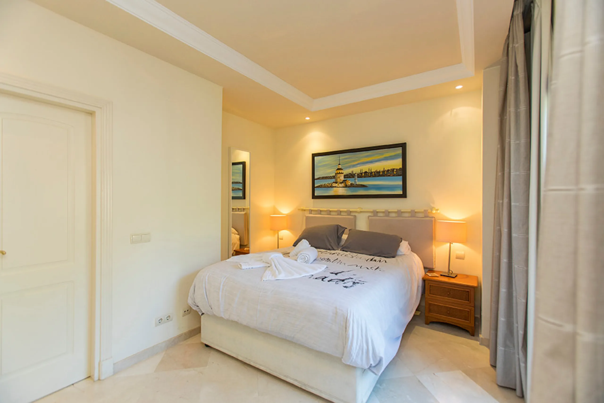 Ideally located on the sought-after beach side of Elviria, this spacious 3-bedroom, 2-bathroom apartment offers the perfect blend of comfort and convenience. Just a 2-minute stroll from Elviria's stunning sandy beaches and within walking distance to all l