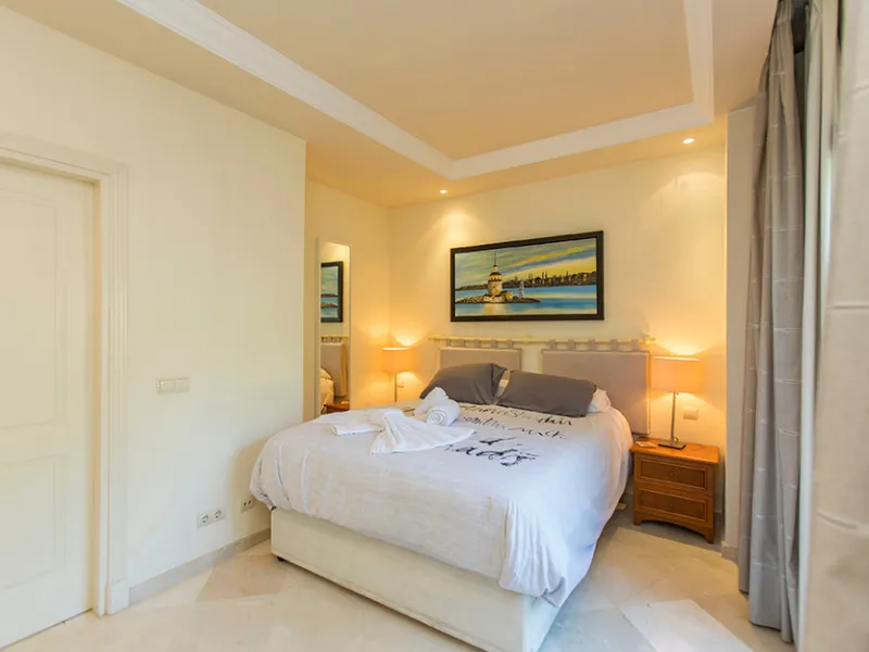 Ideally located on the sought-after beach side of Elviria, this spacious 3-bedroom, 2-bathroom apartment offers the perfect blend of comfort and convenience. Just a 2-minute stroll from Elviria's stunning sandy beaches and within walking distance to all l