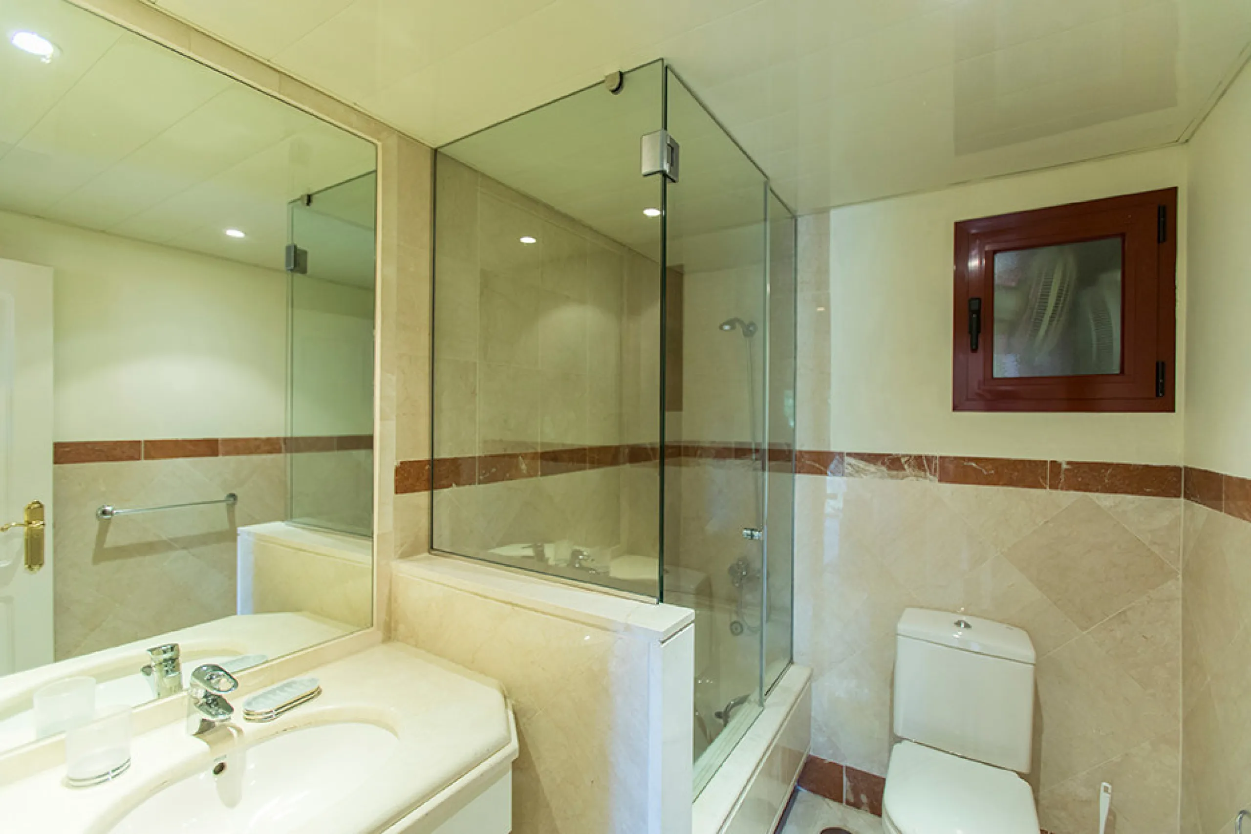 Ideally located on the sought-after beach side of Elviria, this spacious 3-bedroom, 2-bathroom apartment offers the perfect blend of comfort and convenience. Just a 2-minute stroll from Elviria's stunning sandy beaches and within walking distance to all l