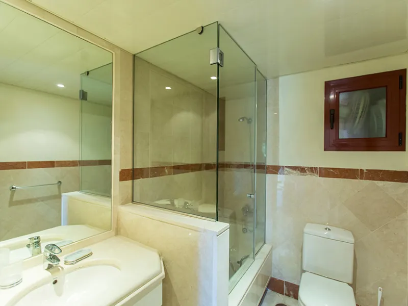 Ideally located on the sought-after beach side of Elviria, this spacious 3-bedroom, 2-bathroom apartment offers the perfect blend of comfort and convenience. Just a 2-minute stroll from Elviria's stunning sandy beaches and within walking distance to all l