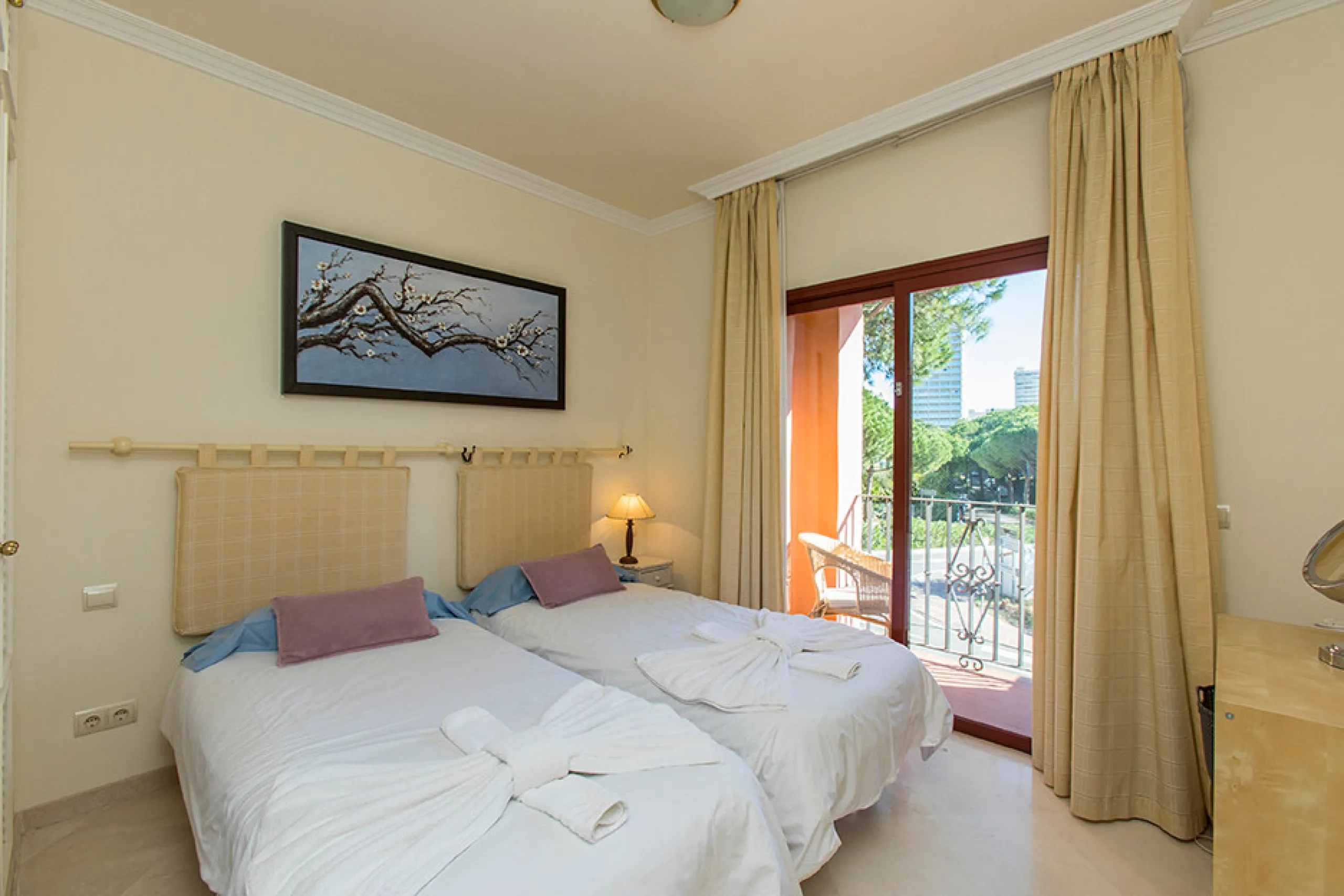 Ideally located on the sought-after beach side of Elviria, this spacious 3-bedroom, 2-bathroom apartment offers the perfect blend of comfort and convenience. Just a 2-minute stroll from Elviria's stunning sandy beaches and within walking distance to all l