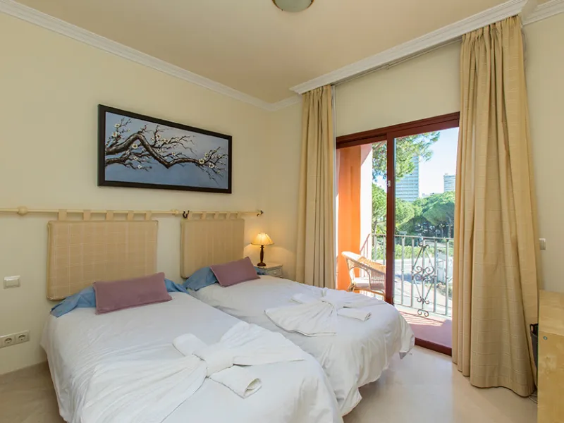 Ideally located on the sought-after beach side of Elviria, this spacious 3-bedroom, 2-bathroom apartment offers the perfect blend of comfort and convenience. Just a 2-minute stroll from Elviria's stunning sandy beaches and within walking distance to all l