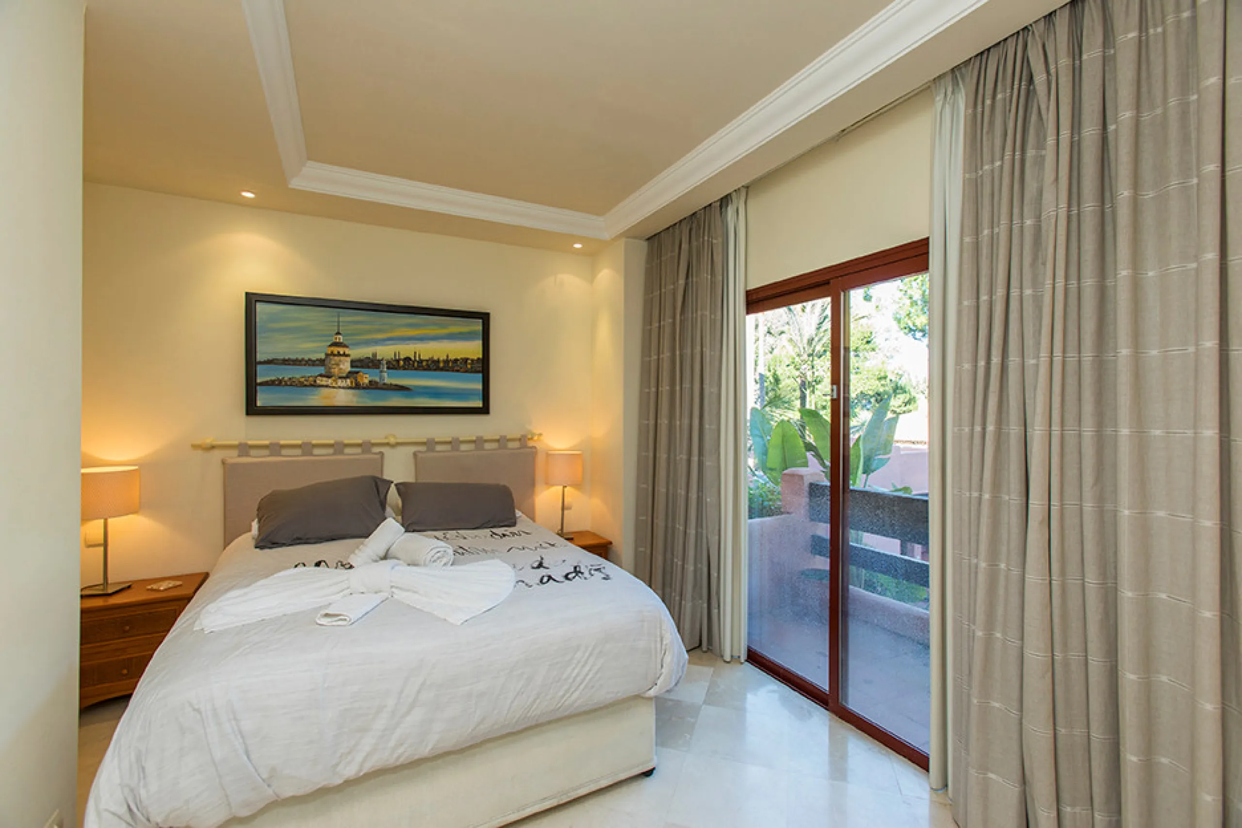 Ideally located on the sought-after beach side of Elviria, this spacious 3-bedroom, 2-bathroom apartment offers the perfect blend of comfort and convenience. Just a 2-minute stroll from Elviria's stunning sandy beaches and within walking distance to all l
