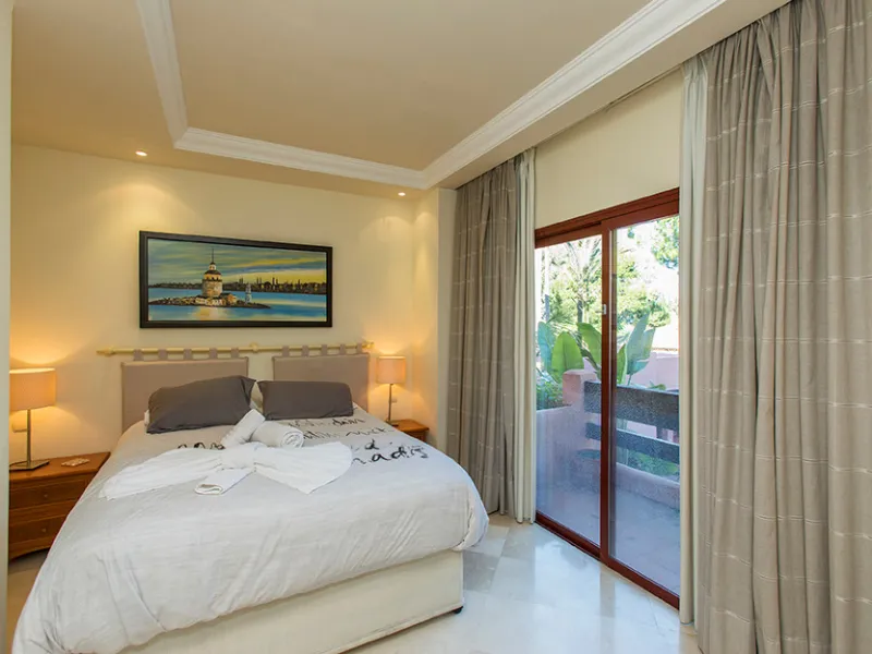 Ideally located on the sought-after beach side of Elviria, this spacious 3-bedroom, 2-bathroom apartment offers the perfect blend of comfort and convenience. Just a 2-minute stroll from Elviria's stunning sandy beaches and within walking distance to all l