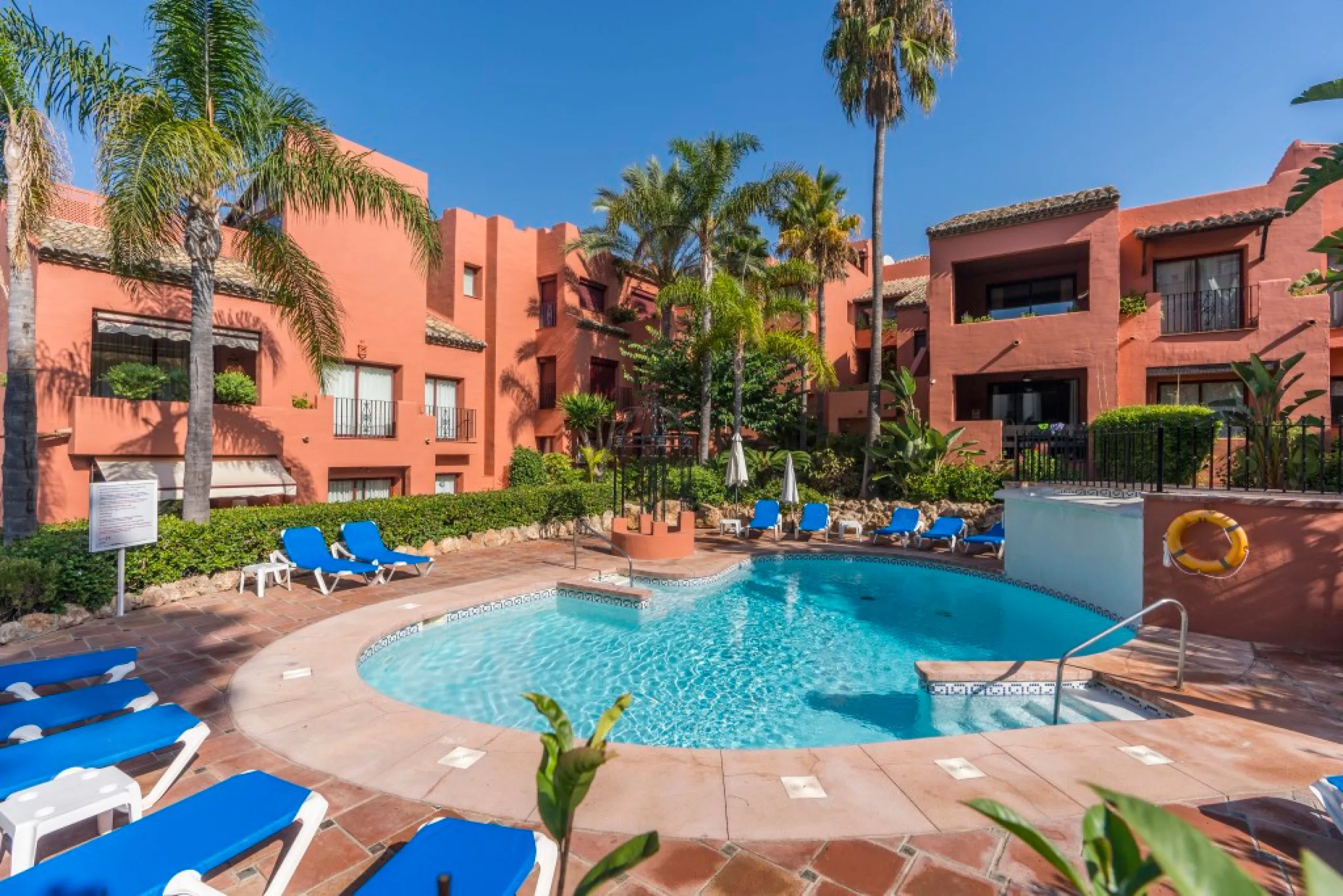 Ideally located on the sought-after beach side of Elviria, this spacious 3-bedroom, 2-bathroom apartment offers the perfect blend of comfort and convenience. Just a 2-minute stroll from Elviria's stunning sandy beaches and within walking distance to all l