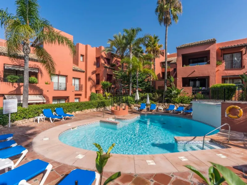 Ideally located on the sought-after beach side of Elviria, this spacious 3-bedroom, 2-bathroom apartment offers the perfect blend of comfort and convenience. Just a 2-minute stroll from Elviria's stunning sandy beaches and within walking distance to all l