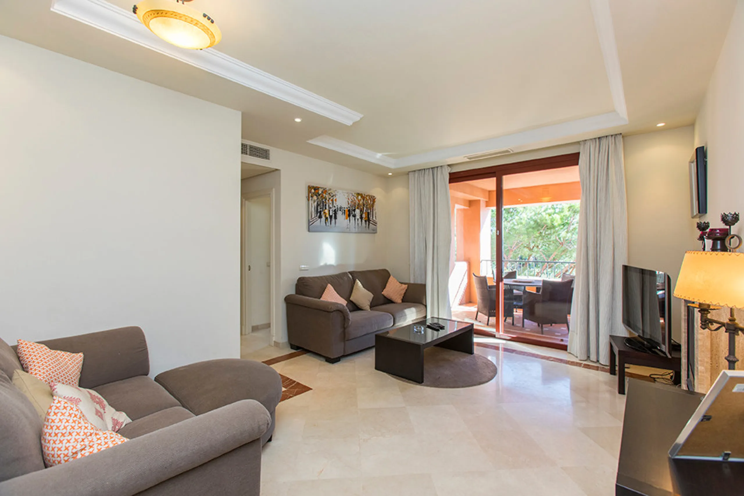 Ideally located on the sought-after beach side of Elviria, this spacious 3-bedroom, 2-bathroom apartment offers the perfect blend of comfort and convenience. Just a 2-minute stroll from Elviria's stunning sandy beaches and within walking distance to all l