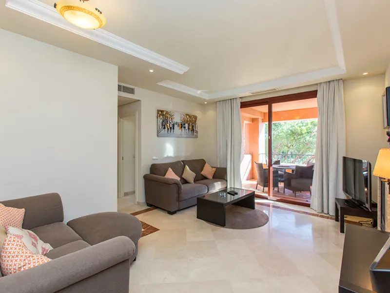 Ideally located on the sought-after beach side of Elviria, this spacious 3-bedroom, 2-bathroom apartment offers the perfect blend of comfort and convenience. Just a 2-minute stroll from Elviria's stunning sandy beaches and within walking distance to all l