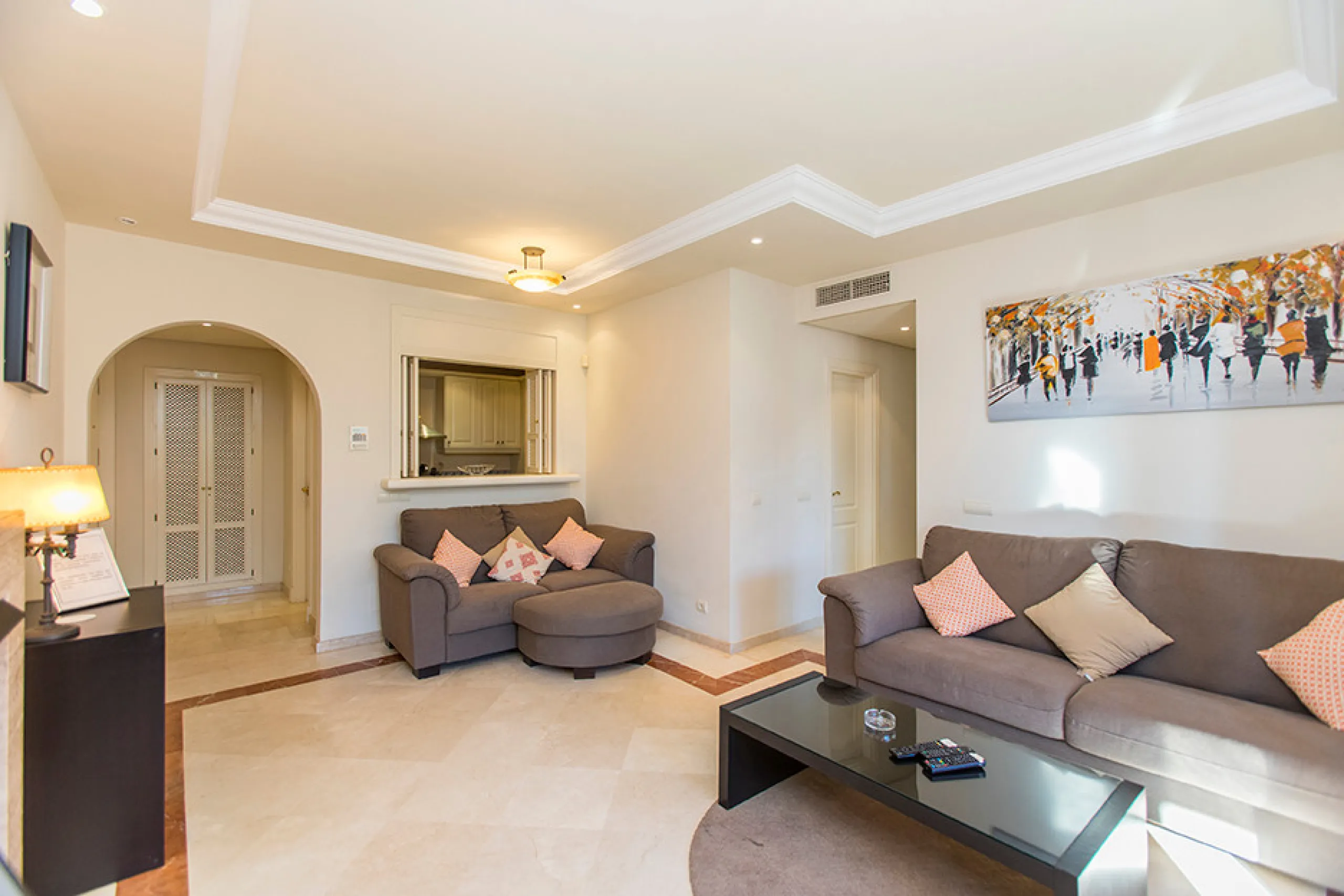 Ideally located on the sought-after beach side of Elviria, this spacious 3-bedroom, 2-bathroom apartment offers the perfect blend of comfort and convenience. Just a 2-minute stroll from Elviria's stunning sandy beaches and within walking distance to all l