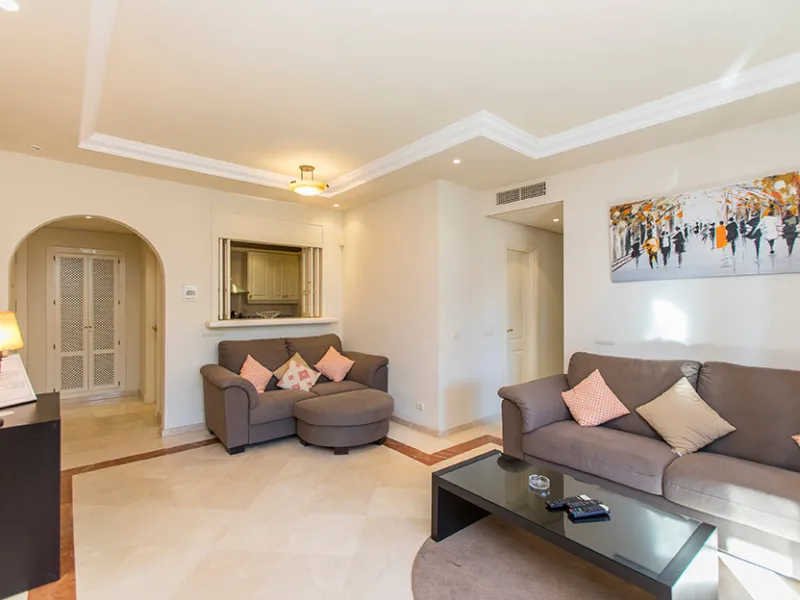 Ideally located on the sought-after beach side of Elviria, this spacious 3-bedroom, 2-bathroom apartment offers the perfect blend of comfort and convenience. Just a 2-minute stroll from Elviria's stunning sandy beaches and within walking distance to all l
