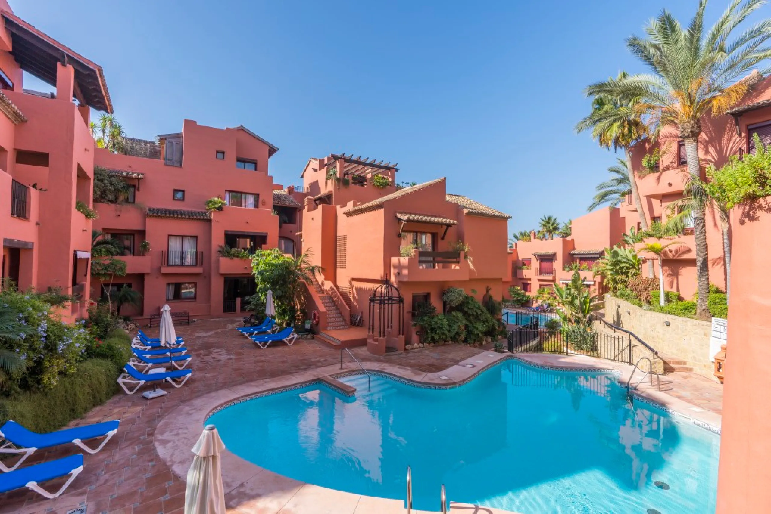 Ideally located on the sought-after beach side of Elviria, this spacious 3-bedroom, 2-bathroom apartment offers the perfect blend of comfort and convenience. Just a 2-minute stroll from Elviria's stunning sandy beaches and within walking distance to all l