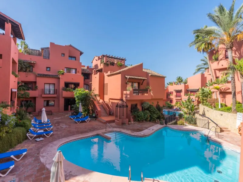 Ideally located on the sought-after beach side of Elviria, this spacious 3-bedroom, 2-bathroom apartment offers the perfect blend of comfort and convenience. Just a 2-minute stroll from Elviria's stunning sandy beaches and within walking distance to all l