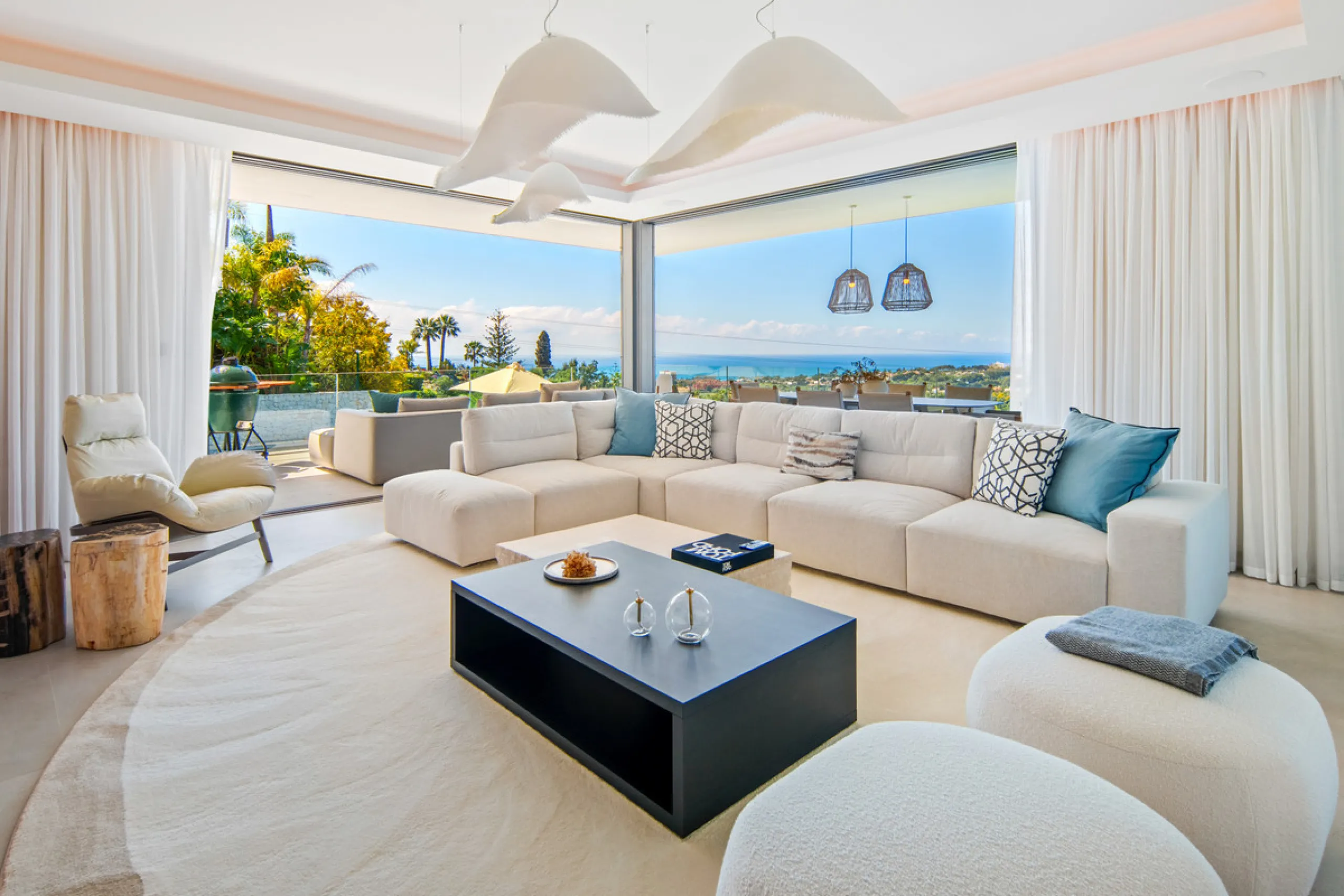 Set on a south-facing plot of over 1,000 m², this newly built villa delivers sweeping views of the Mediterranean Sea and surrounding mountains. Developed by Sands Villas and designed by Gonzalez Jacobson, the property combines sharp modern architecture wi