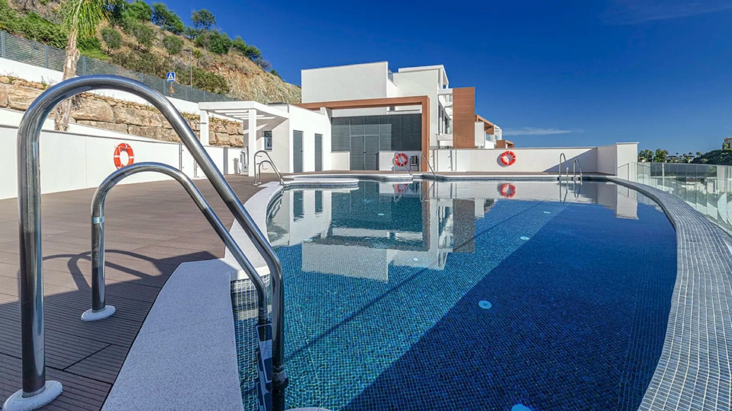 Contemporary Apartment with Exceptional 100 m² Terrace & Sea Views – Benahavís / Marbella