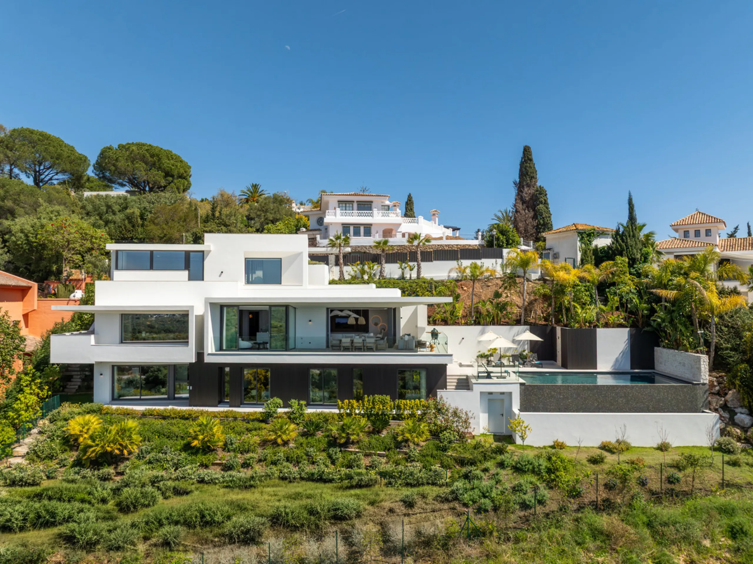 Set on a south-facing plot of over 1,000 m², this newly built villa delivers sweeping views of the Mediterranean Sea and surrounding mountains. Developed by Sands Villas and designed by Gonzalez Jacobson, the property combines sharp modern architecture wi