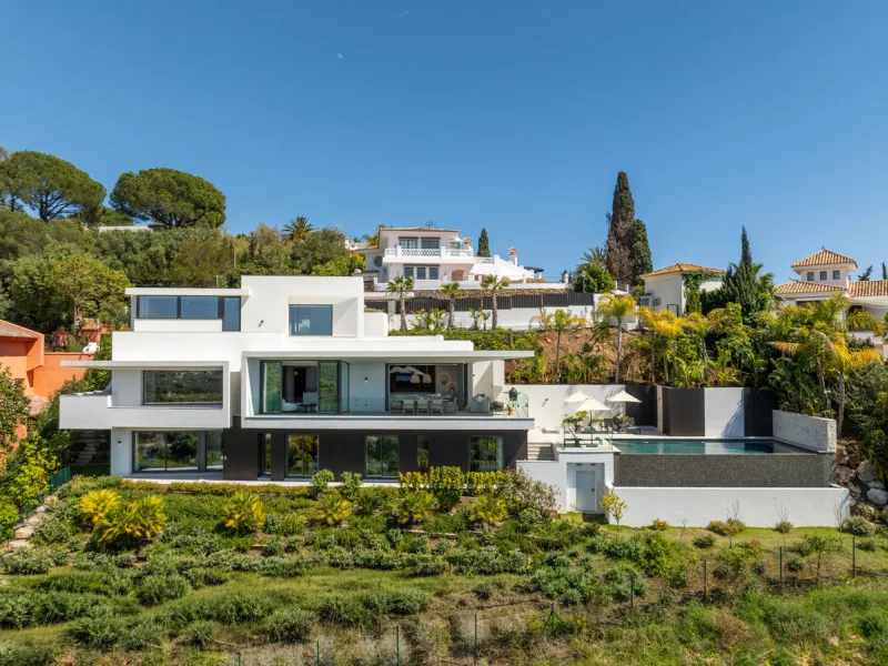 Set on a south-facing plot of over 1,000 m², this newly built villa delivers sweeping views of the Mediterranean Sea and surrounding mountains. Developed by Sands Villas and designed by Gonzalez Jacobson, the property combines sharp modern architecture wi