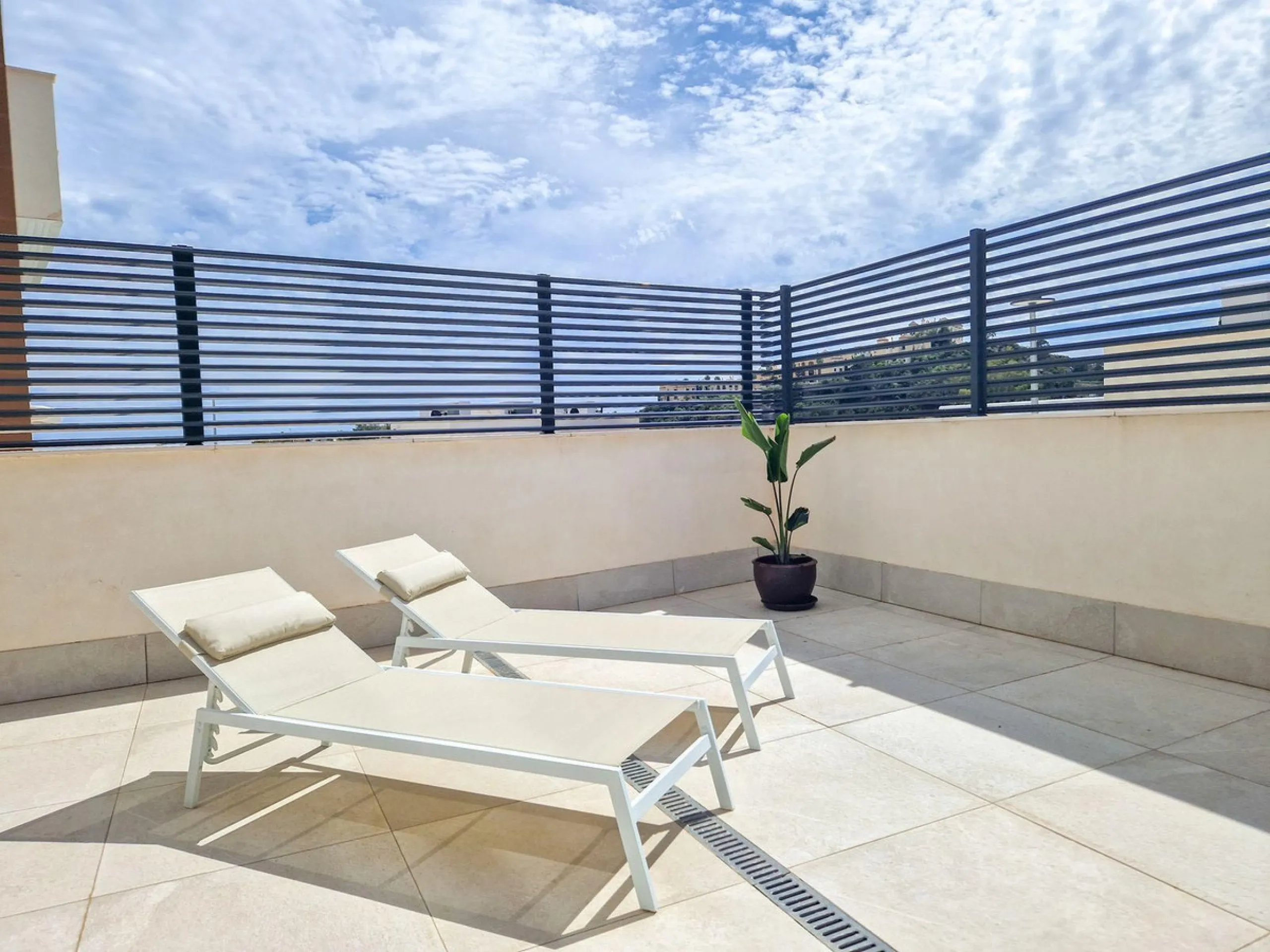 Contemporary Apartment with Exceptional 100 m² Terrace & Sea Views – Benahavís / Marbella
