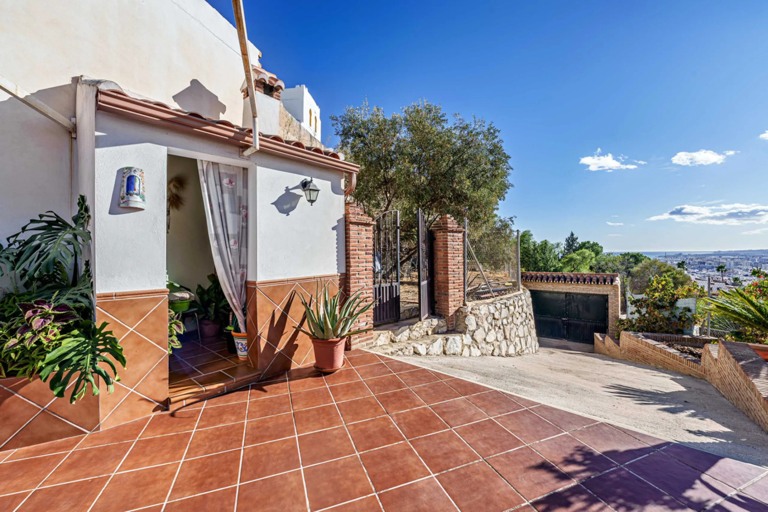 House - Detached Villa в продаже в Ciudad Jardín, Málaga. В доме 3 спален и 2 ванных комнат. Площадь дома 336 м². Площадь участка 533 м²