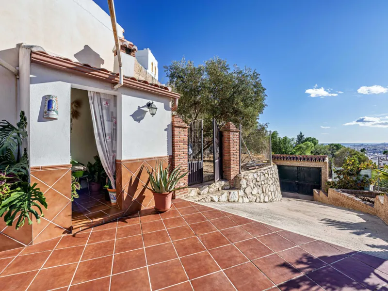 House - Detached Villa в продаже в Ciudad Jardín, Málaga. В доме 3 спален и 2 ванных комнат. Площадь дома 336 м². Площадь участка 533 м²
