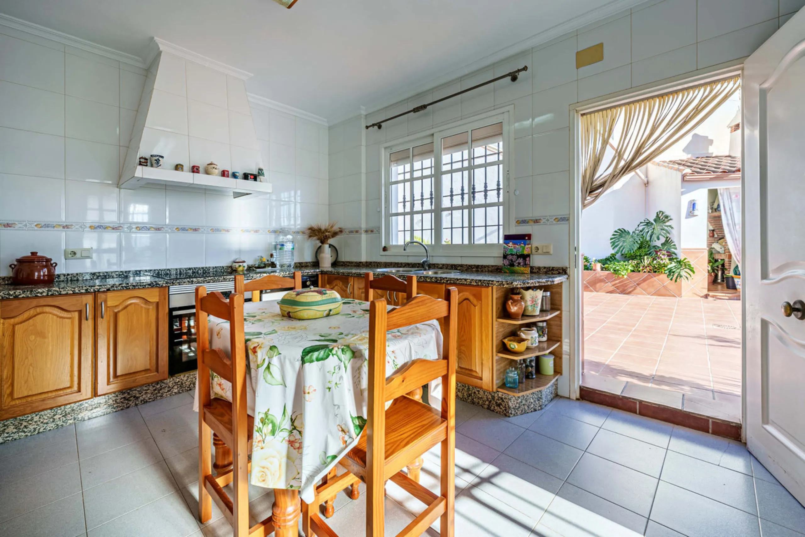 House - Detached Villa в продаже в Ciudad Jardín, Málaga. В доме 3 спален и 2 ванных комнат. Площадь дома 336 м². Площадь участка 533 м²