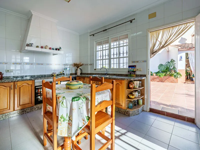 House - Detached Villa в продаже в Ciudad Jardín, Málaga. В доме 3 спален и 2 ванных комнат. Площадь дома 336 м². Площадь участка 533 м²