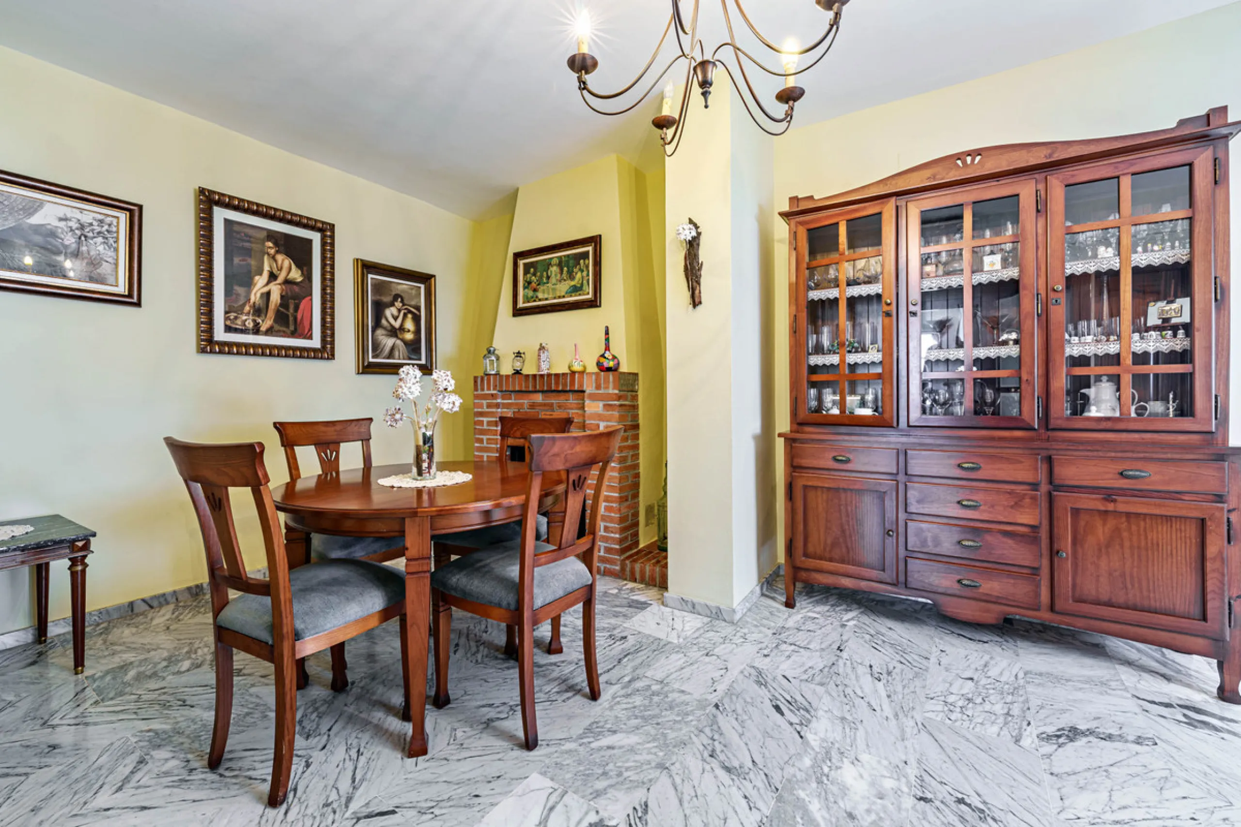 House - Detached Villa в продаже в Ciudad Jardín, Málaga. В доме 3 спален и 2 ванных комнат. Площадь дома 336 м². Площадь участка 533 м²