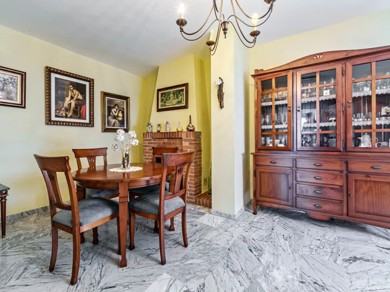 House - Detached Villa в продаже в Ciudad Jardín, Málaga. В доме 3 спален и 2 ванных комнат. Площадь дома 336 м². Площадь участка 533 м²