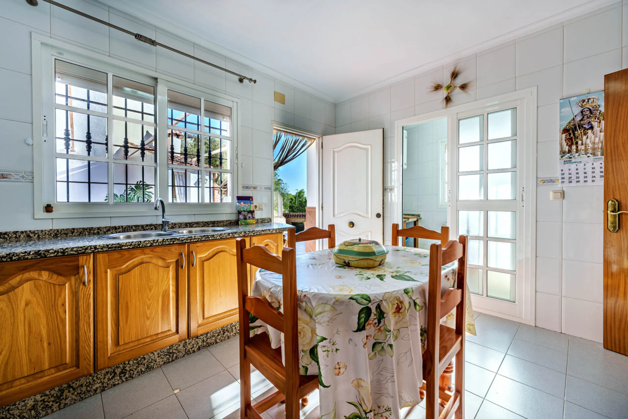 House - Detached Villa в продаже в Ciudad Jardín, Málaga. В доме 3 спален и 2 ванных комнат. Площадь дома 336 м². Площадь участка 533 м²