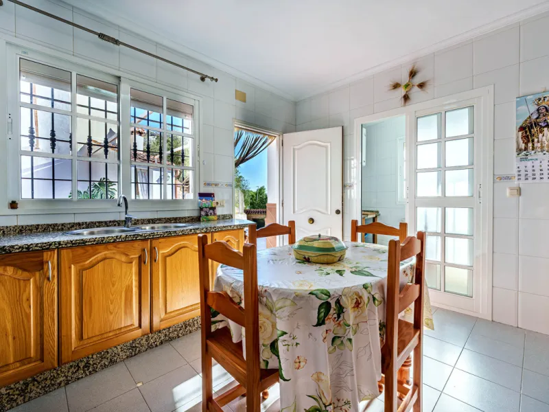 House - Detached Villa в продаже в Ciudad Jardín, Málaga. В доме 3 спален и 2 ванных комнат. Площадь дома 336 м². Площадь участка 533 м²