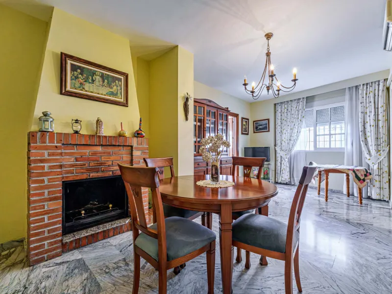 House - Detached Villa в продаже в Ciudad Jardín, Málaga. В доме 3 спален и 2 ванных комнат. Площадь дома 336 м². Площадь участка 533 м²