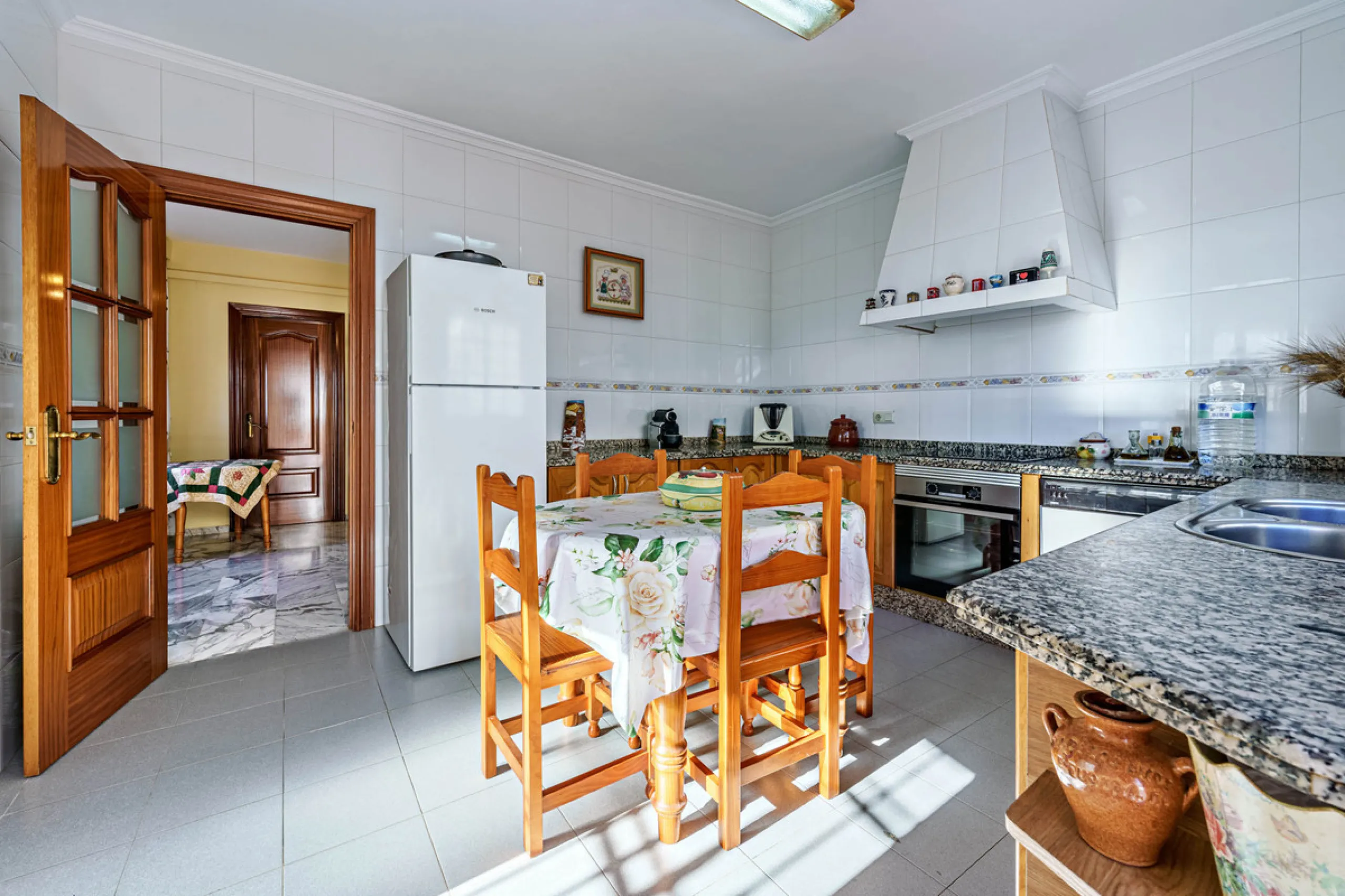 House - Detached Villa в продаже в Ciudad Jardín, Málaga. В доме 3 спален и 2 ванных комнат. Площадь дома 336 м². Площадь участка 533 м²