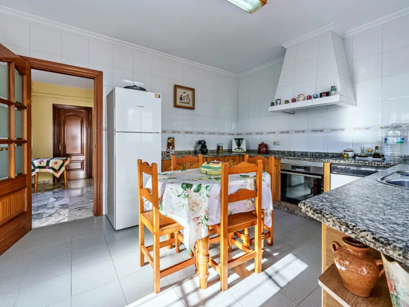 House - Detached Villa в продаже в Ciudad Jardín, Málaga. В доме 3 спален и 2 ванных комнат. Площадь дома 336 м². Площадь участка 533 м²