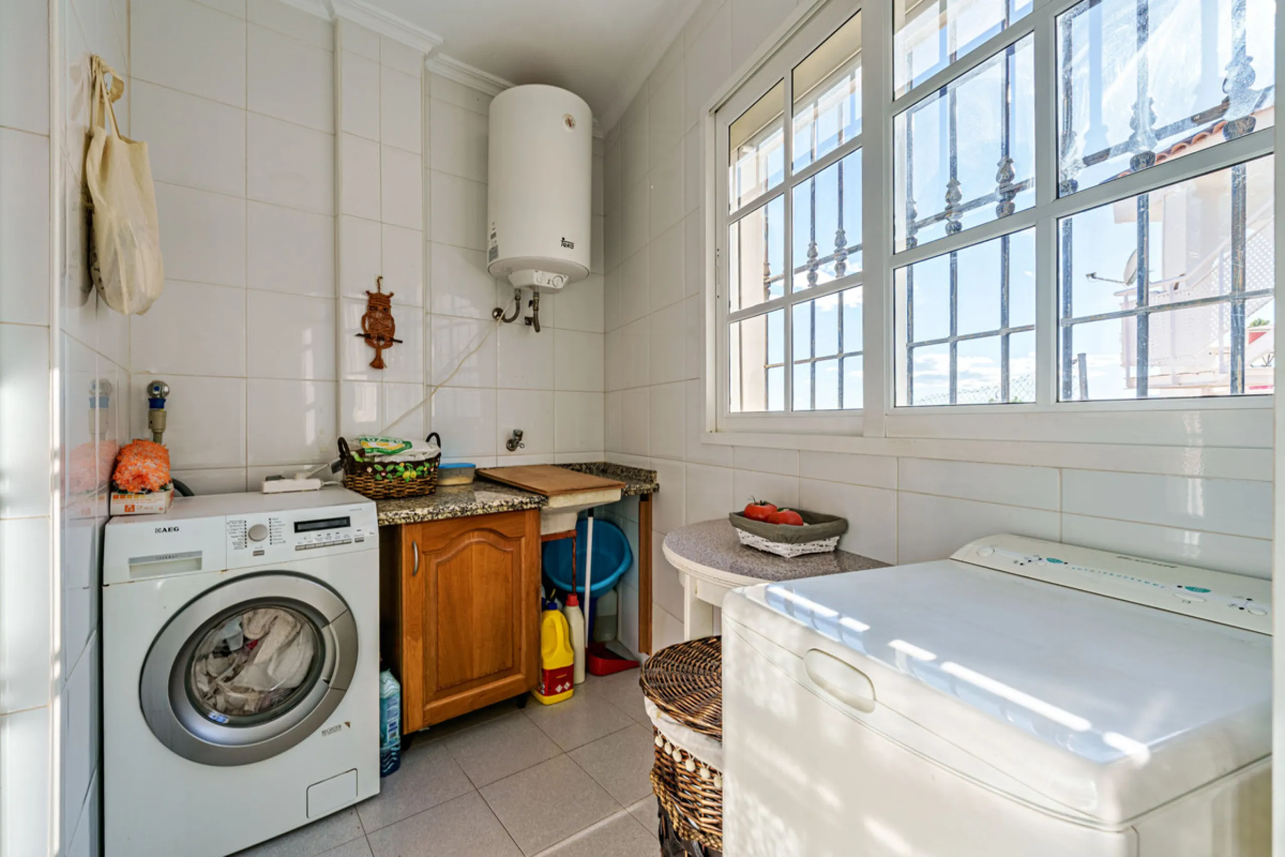 House - Detached Villa в продаже в Ciudad Jardín, Málaga. В доме 3 спален и 2 ванных комнат. Площадь дома 336 м². Площадь участка 533 м²