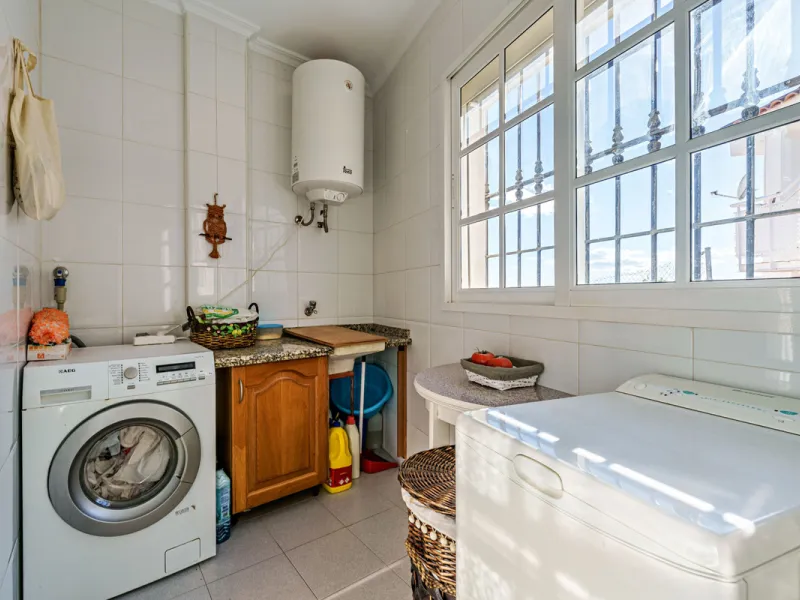 House - Detached Villa в продаже в Ciudad Jardín, Málaga. В доме 3 спален и 2 ванных комнат. Площадь дома 336 м². Площадь участка 533 м²
