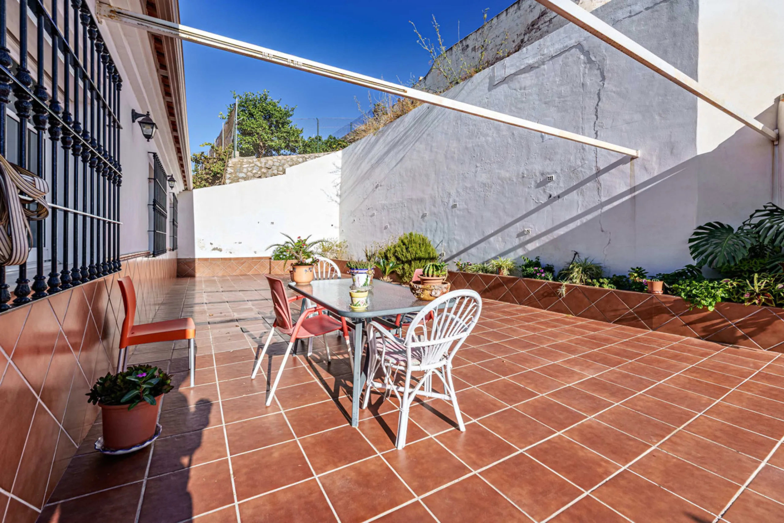 House - Detached Villa в продаже в Ciudad Jardín, Málaga. В доме 3 спален и 2 ванных комнат. Площадь дома 336 м². Площадь участка 533 м²