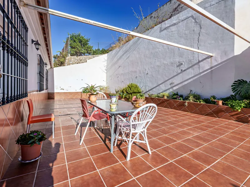 House - Detached Villa в продаже в Ciudad Jardín, Málaga. В доме 3 спален и 2 ванных комнат. Площадь дома 336 м². Площадь участка 533 м²