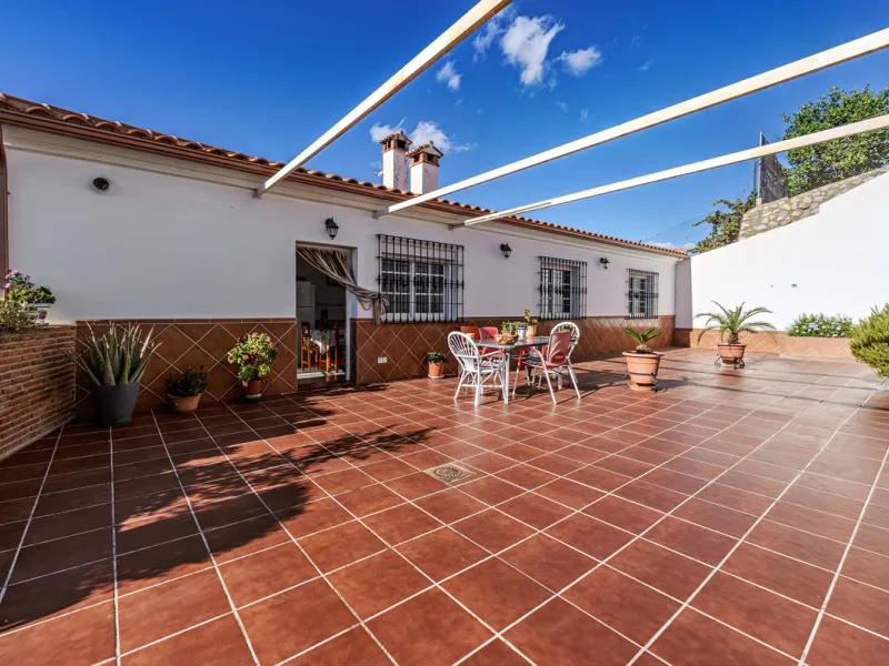 House - Detached Villa в продаже в Ciudad Jardín, Málaga. В доме 3 спален и 2 ванных комнат. Площадь дома 336 м². Площадь участка 533 м²