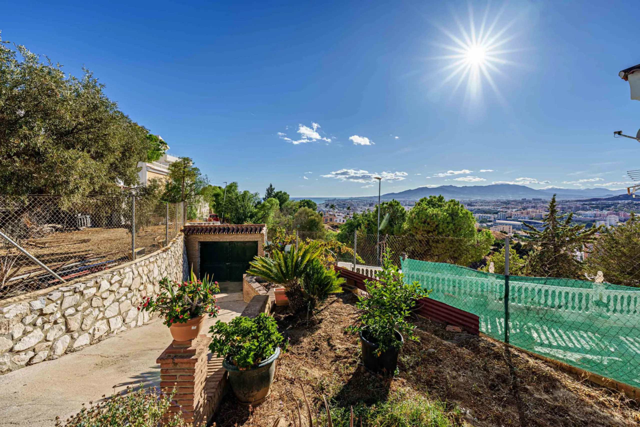 House - Detached Villa в продаже в Ciudad Jardín, Málaga. В доме 3 спален и 2 ванных комнат. Площадь дома 336 м². Площадь участка 533 м²