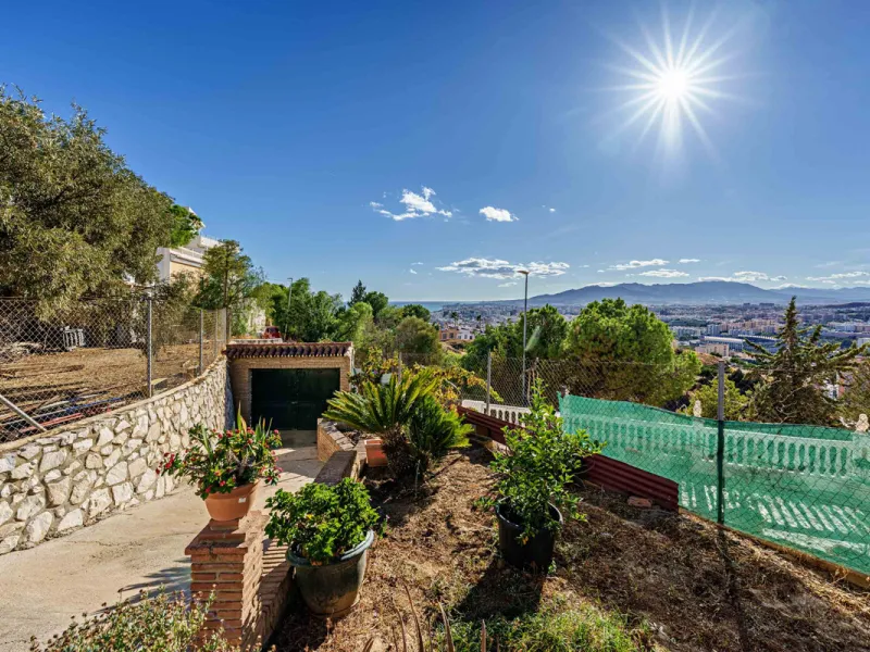 House - Detached Villa в продаже в Ciudad Jardín, Málaga. В доме 3 спален и 2 ванных комнат. Площадь дома 336 м². Площадь участка 533 м²
