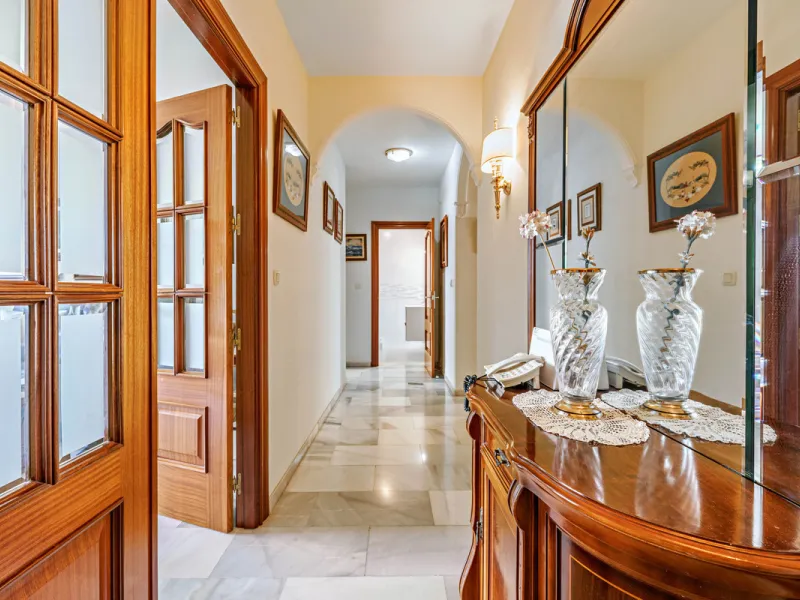 House - Detached Villa в продаже в Ciudad Jardín, Málaga. В доме 3 спален и 2 ванных комнат. Площадь дома 336 м². Площадь участка 533 м²