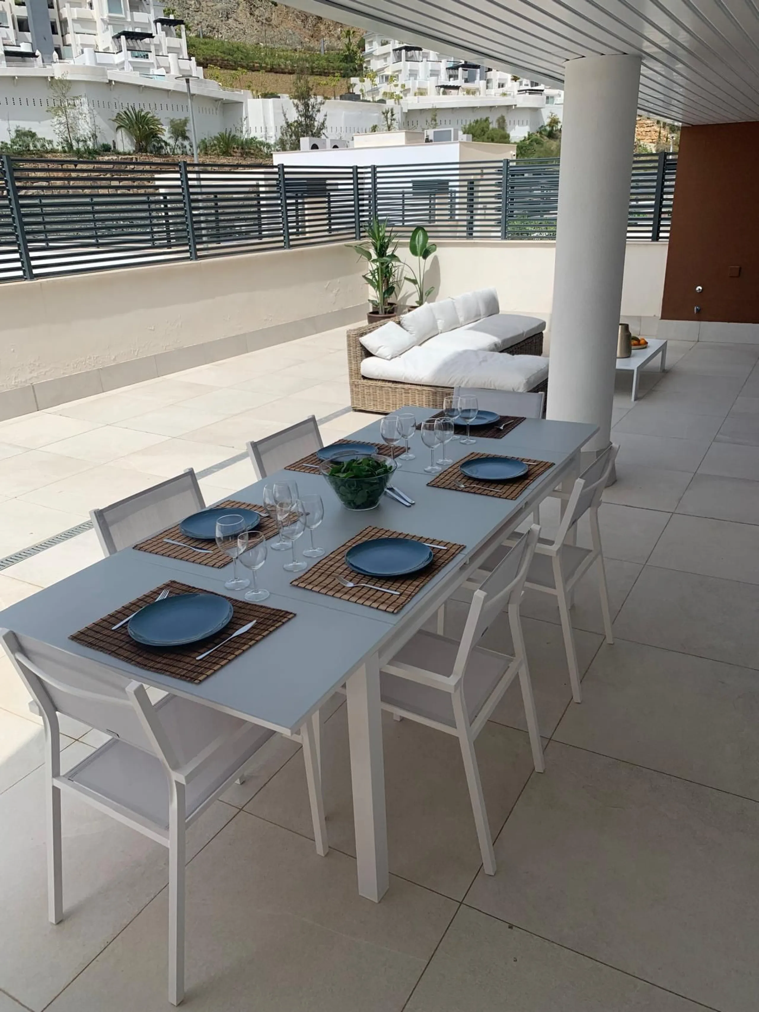 Contemporary Apartment with Exceptional 100 m² Terrace & Sea Views – Benahavís / Marbella