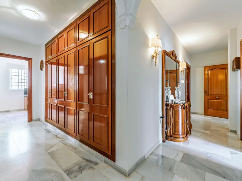 House - Detached Villa в продаже в Ciudad Jardín, Málaga. В доме 3 спален и 2 ванных комнат. Площадь дома 336 м². Площадь участка 533 м²