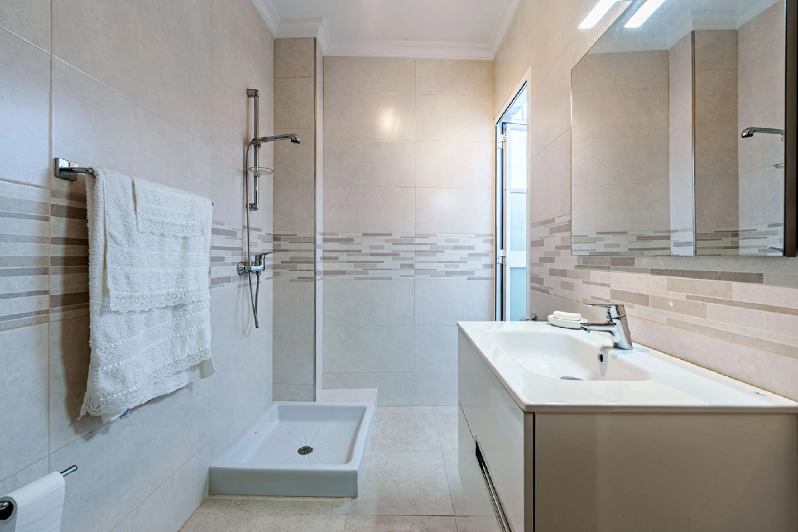 House - Detached Villa в продаже в Ciudad Jardín, Málaga. В доме 3 спален и 2 ванных комнат. Площадь дома 336 м². Площадь участка 533 м²