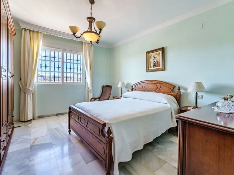 House - Detached Villa в продаже в Ciudad Jardín, Málaga. В доме 3 спален и 2 ванных комнат. Площадь дома 336 м². Площадь участка 533 м²