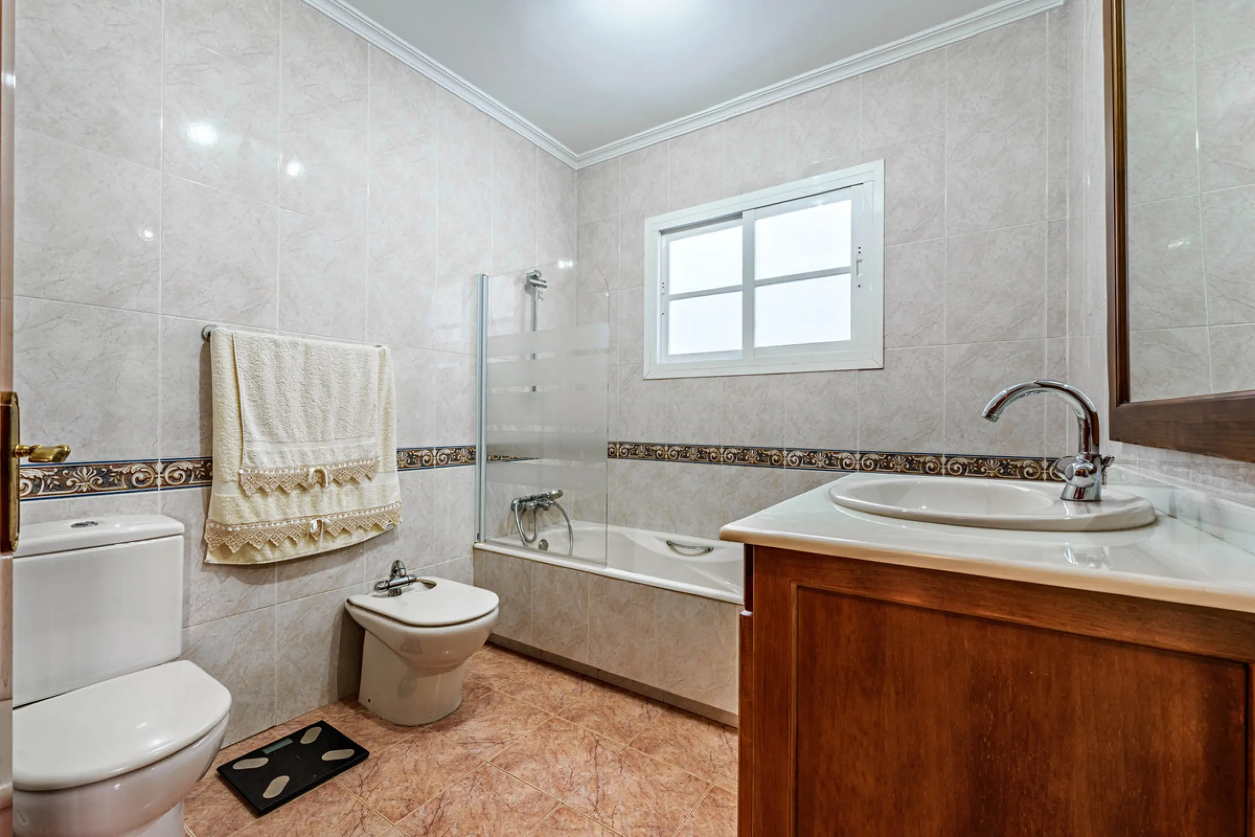 House - Detached Villa в продаже в Ciudad Jardín, Málaga. В доме 3 спален и 2 ванных комнат. Площадь дома 336 м². Площадь участка 533 м²