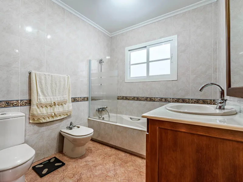 House - Detached Villa в продаже в Ciudad Jardín, Málaga. В доме 3 спален и 2 ванных комнат. Площадь дома 336 м². Площадь участка 533 м²