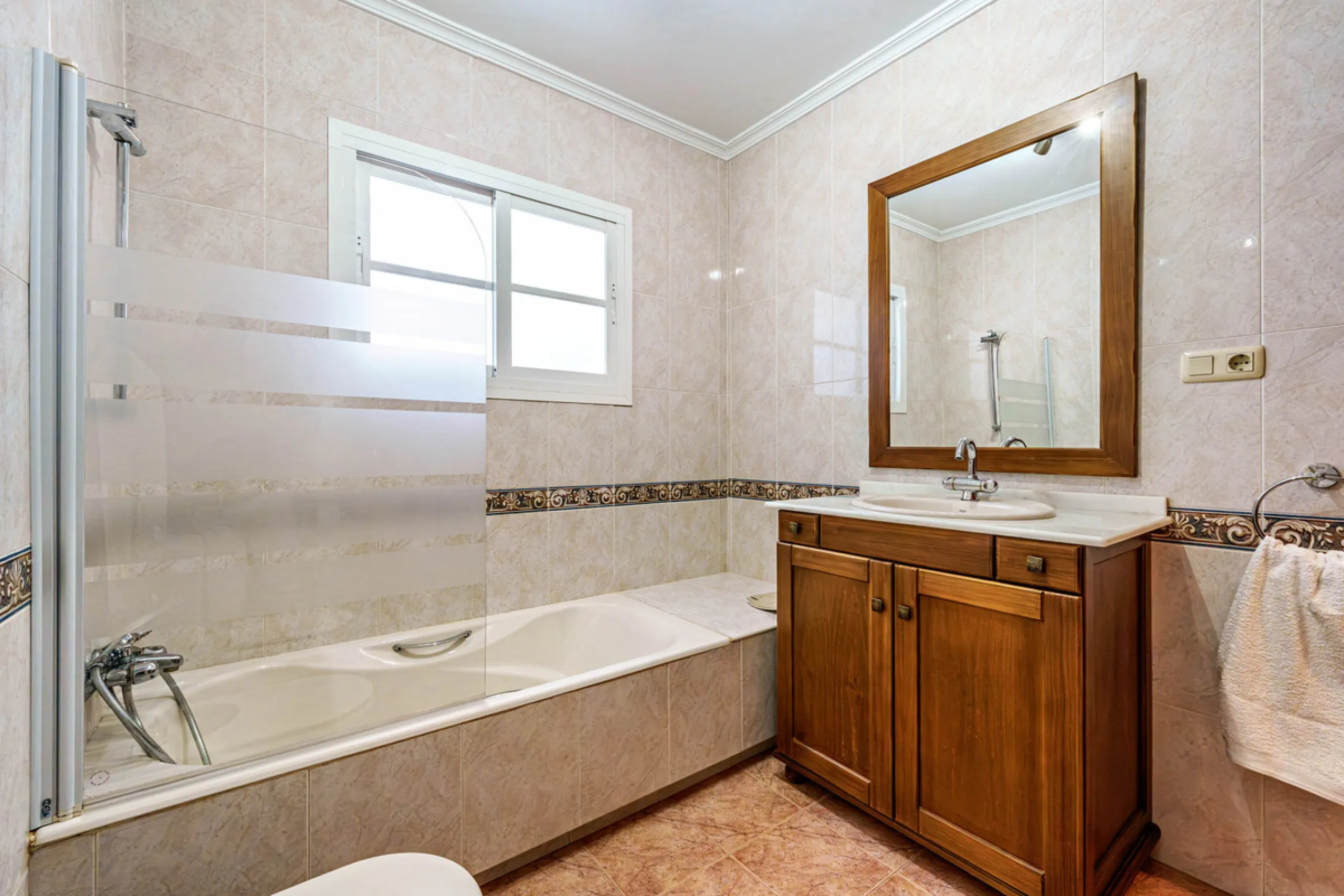 House - Detached Villa в продаже в Ciudad Jardín, Málaga. В доме 3 спален и 2 ванных комнат. Площадь дома 336 м². Площадь участка 533 м²
