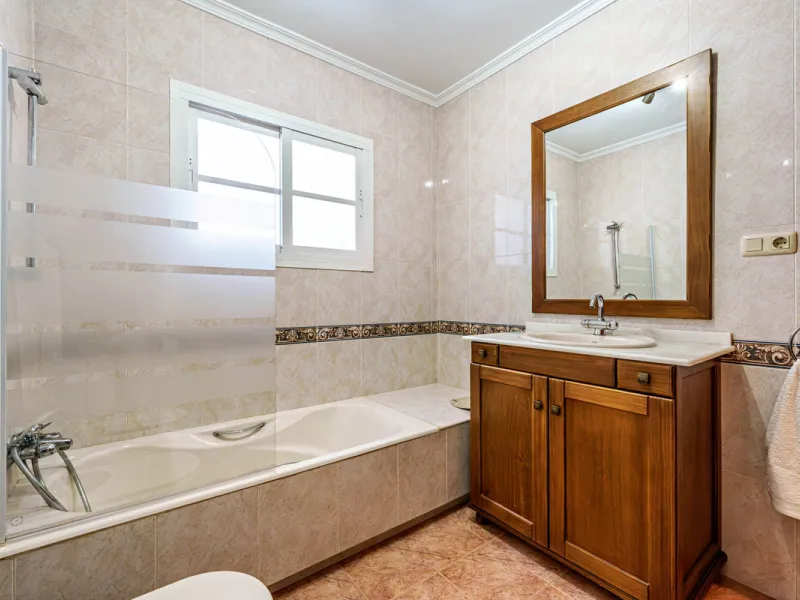 House - Detached Villa в продаже в Ciudad Jardín, Málaga. В доме 3 спален и 2 ванных комнат. Площадь дома 336 м². Площадь участка 533 м²