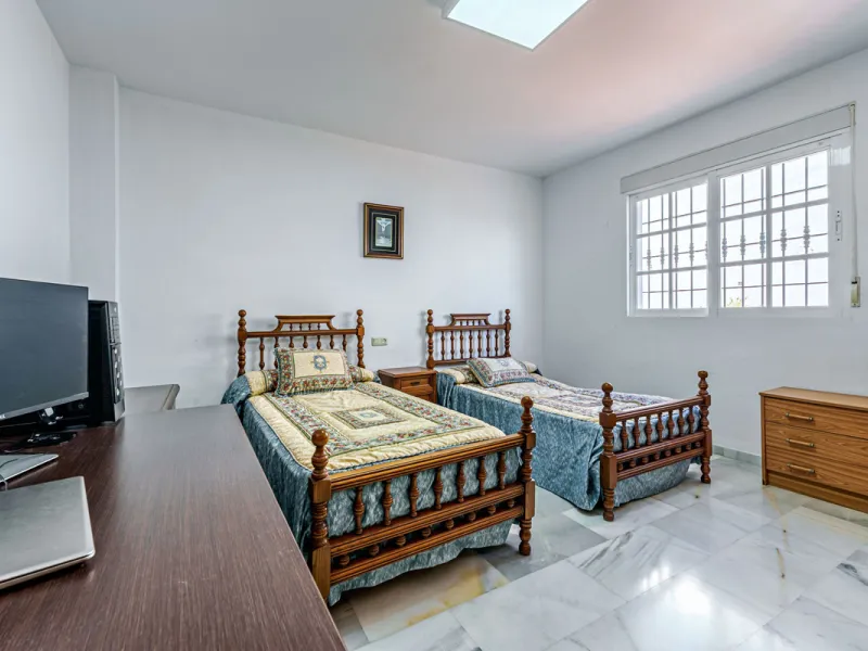 House - Detached Villa в продаже в Ciudad Jardín, Málaga. В доме 3 спален и 2 ванных комнат. Площадь дома 336 м². Площадь участка 533 м²