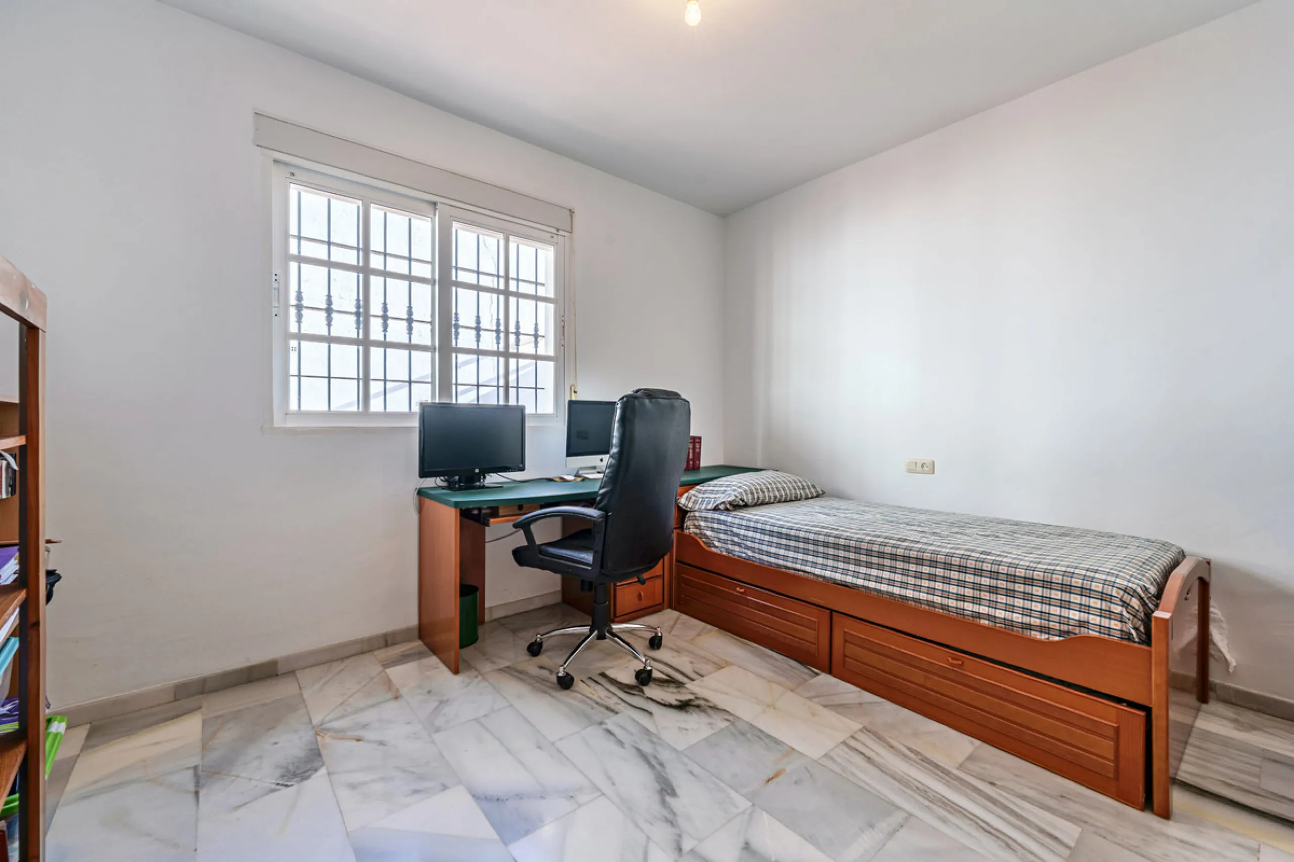 House - Detached Villa в продаже в Ciudad Jardín, Málaga. В доме 3 спален и 2 ванных комнат. Площадь дома 336 м². Площадь участка 533 м²